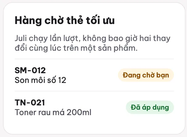 Cột Hàng chờ thẻ tối ưu: Juli chạy lần lượt, không bao giờ hai thay đổi cùng lúc trên một sản phẩm; Son môi số 12 đang chờ bạn, Toner rau má 200ml đã áp dụng (dữ liệu mẫu)